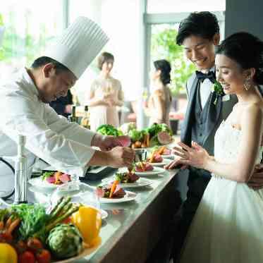 ザ クラシカ ベイリゾート おふたりで楽しみながら料理選びが進められます♪