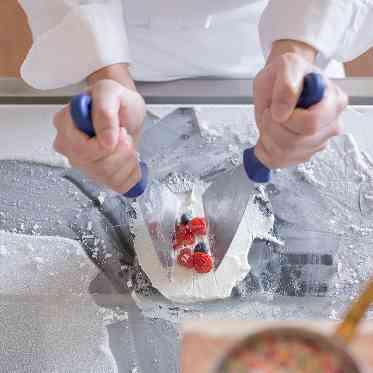 ザ クラシカ ベイリゾート 【ライブデザート】パティシエが、ゲストの目の前で仕上げをする新感覚のブッフェ