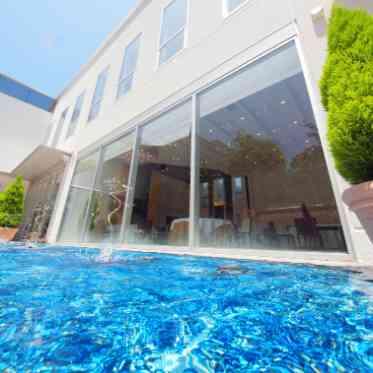 パーティ会場の横には泉があり、水の揺らめきも感じれます