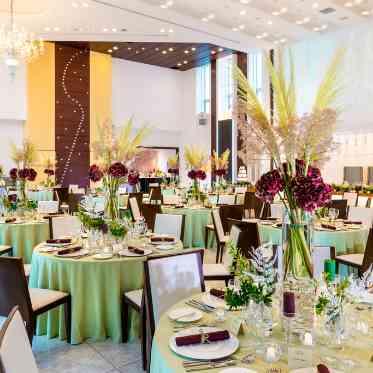 天井も高いのでゲストテーブルも豪華に!