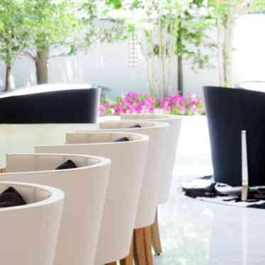 白を基調としたソファ