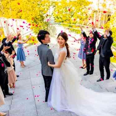 ラ・メゾン Suite 姫路 フラワーシャワーで新郎新婦を祝福