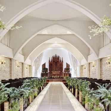 LA POLTO(ラ ポルト) ホワイトローズをあしらった大理石のバージンロードが花嫁を美しく際立たせてくれる