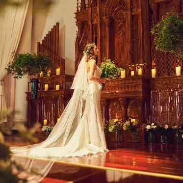 LA POLTO(ラ ポルト) 厳粛な祭壇はドレスのトレーンも映える