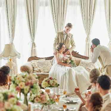 LA POLTO(ラ ポルト) トレンドのソファー席でゲストとの距離も近い