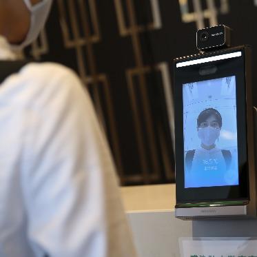 LA POLTO(ラ ポルト) 従来の感染対策として、非接触型の検温器も完備。来場者全員の体調を管理。