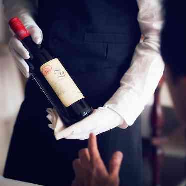 LA POLTO（ラ ポルト）/エスクリウェディング 会場の料理を熟知したサービススタッフが、お料理に合わせてワインをご提案