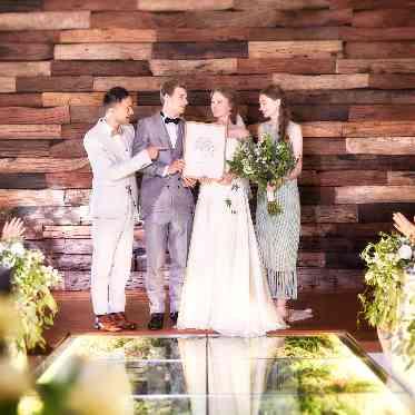 The Liverary(ザ ライヴラリー) 友人たちに見守られながらオリジナルセレモニーを