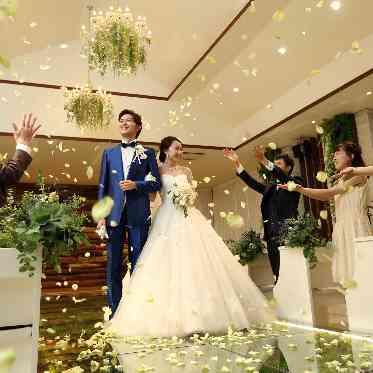 The Liverary(ザ ライヴラリー) 笑顔溢れるフラワーシャワー