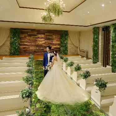 The Liverary(ザ ライヴラリー) 木目とグリーンで自然溢れるチャペル