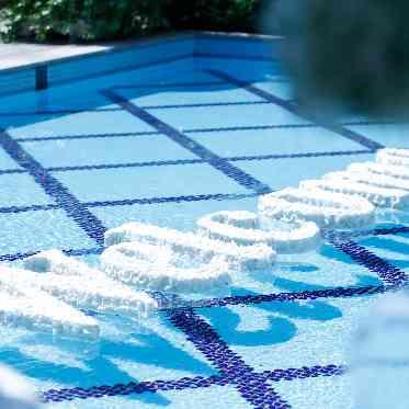 The Liverary(ザ ライヴラリー) プールを使ってゲストをお出迎え