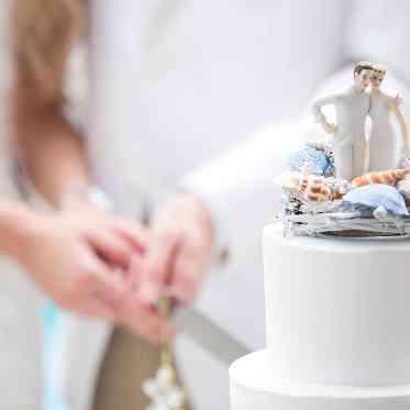 The Liverary(ザ ライヴラリー) プールサイドでケーキ入刀も行えます