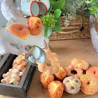 The Liverary(ザ ライヴラリー) 人気のビュッフェ演出はスタッフが手袋をして、専用のトングでお取り分け致します