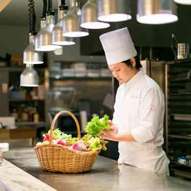 The Liverary(ザ ライヴラリー) 直接、食材の産地や漁港に訪れ、新鮮な旬の食材を仕入れてくれる料理長