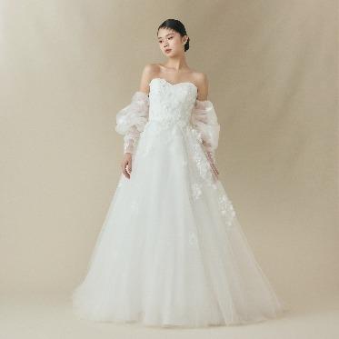 The Liverary(ザ ライヴラリー) 光を受けて柔らかく輝く素材が、上品で特別感のある花嫁姿を作ります