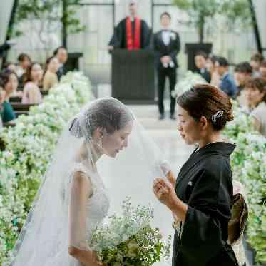 ORIENTAL KYOTO SUZAKU-TEI(オリエンタル京都朱雀邸) 自然光が感じられるチャペルでベールダウンセレモニー