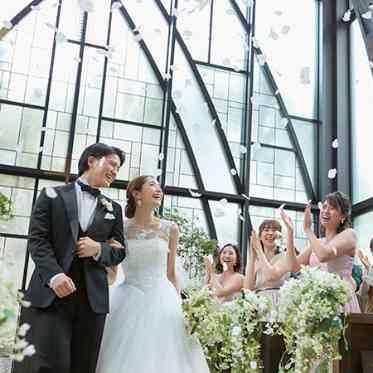 ORIENTAL KYOTO SUZAKU-TEI(オリエンタル京都朱雀邸) チャペル内でアフターセレモニーのフラワーシャワーで2人の門出をお祝い