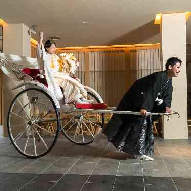 ORIENTAL KYOTO SUZAKU-TEI（オリエンタル京都朱雀邸） 婚礼用の人力車は大変珍しい