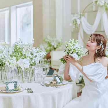 白を基調にした披露宴会場はおふたりの好みにあわせやすくなっています