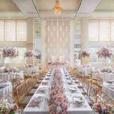 ORIENTAL KYOTO SUZAKU-TEI(オリエンタル京都朱雀邸) 白を基調にした披露宴会場は、おふたりの好みに合わせられるようシンプル