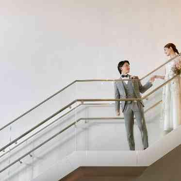 ORIENTAL KYOTO SUZAKU-TEI(オリエンタル京都朱雀邸) 大階段を完備した披露宴会場は大変人気!
手すり越しからもドレスが全体的に見える