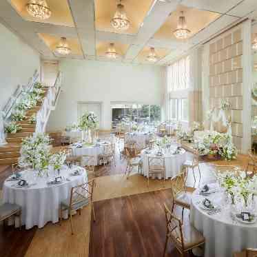 ORIENTAL KYOTO SUZAKU-TEI(オリエンタル京都朱雀邸) ナチュラル系の自然光が入る披露宴会場