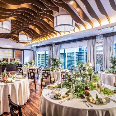 ORIENTAL KYOTO SUZAKU-TEI(オリエンタル京都朱雀邸) 一面窓張りの会場内には暖かい陽射しが優しく降り注ぐ