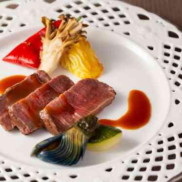 ORIENTAL KYOTO SUZAKU-TEI(オリエンタル京都朱雀邸) お肉は事前に肉のすじや脂身を処理し、うまみを凝縮してから調理しております