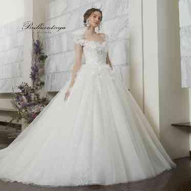 ORIENTAL KYOTO SUZAKU-TEI(オリエンタル京都朱雀邸) 約200着のドレスからお選びいただきます