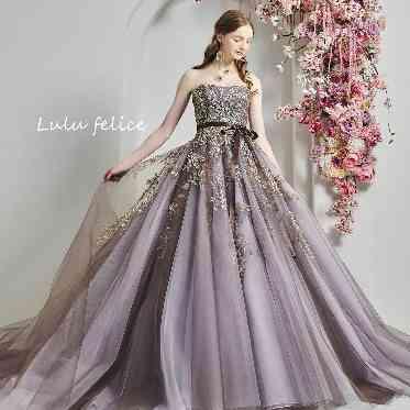 ル・クレア 館内ドレスサロンでは、常時200着のドレスをご用意。運命の一着選びのお手伝いを