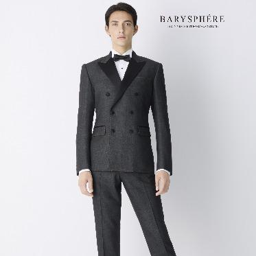 ル・クレア 館内ドレスサロンでは、常時200着のドレスをご用意。運命の一着選びのお手伝いを