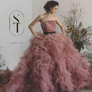 ル・クレア 館内ドレスサロンでは、常時200着のドレスをご用意。運命の一着選びのお手伝いを