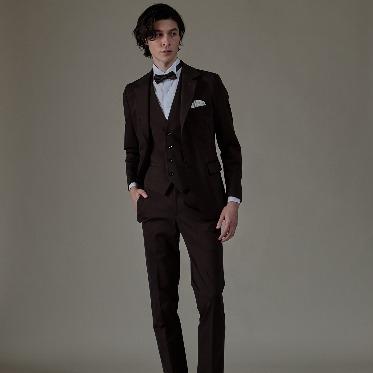 ル・クレア 館内ドレスサロンでは、常時200着のドレスをご用意。運命の一着選びのお手伝いを