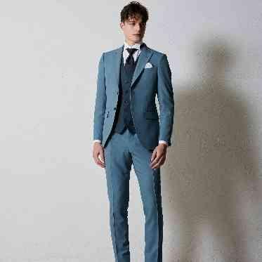 ル・クレア 館内ドレスサロンでは、常時200着のドレスをご用意。運命の一着選びのお手伝いを