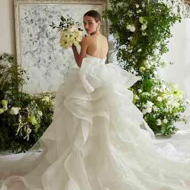 ル・クレア 館内ドレスサロンでは、常時200着のドレスをご用意。運命の一着選びのお手伝いを