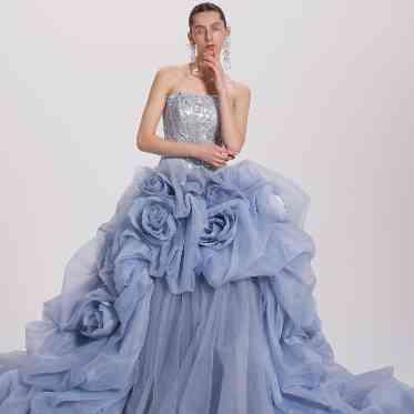 ル・クレア 館内ドレスサロンでは、常時200着のドレスをご用意。運命の一着選びのお手伝いを