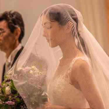 ホテルオークラ東京ベイ これまでの人生を一つ一つかみしめながら一歩一歩ご新郎のもとへ