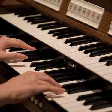 ホテルオークラ東京ベイ 聖歌隊とオルガンの音色が響くチャペル