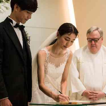 ホテルオークラ東京ベイ 牧師に見守られてお二人の誓いの瞬間