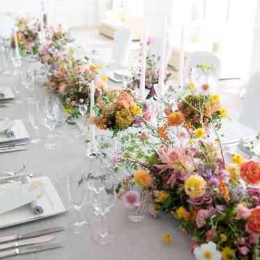 色とりどりの花々がパーティーを演出