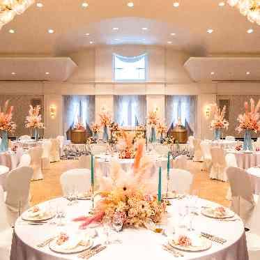 ホテルオークラ東京ベイ 高さ7mのドーム型の天井と陽光射し込む4つの窓