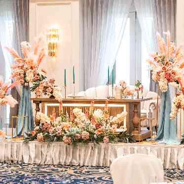 ホテルオークラ東京ベイ 新郎新婦の高砂の後ろからはお二人をあたたかく照らす柔らかな陽光が