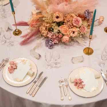 ホテルオークラ東京ベイ 会場装花に合わせテーブルセットも可愛らしく