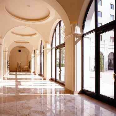 ホテルオークラ東京ベイ お二人を祝福するかのような柔らかな光が差し込む温かな空間