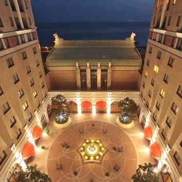 ホテルオークラ東京ベイ 夜になるとライトアップされ幻想的な雰囲気に