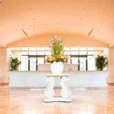 ホテルオークラ東京ベイ ヨーロピアンエレガンス漂うロビーでゲストの皆様をお迎え