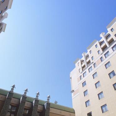 ホテルオークラ東京ベイ 宴会場棟の屋根にはイルカのオブジェが