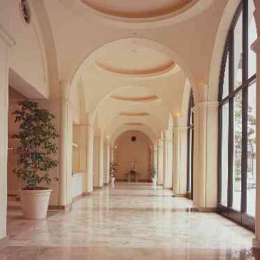 ホテルオークラ東京ベイ ドラマや雑誌の撮影でも使用された大理石の回廊は館内で人気のフォトスポット