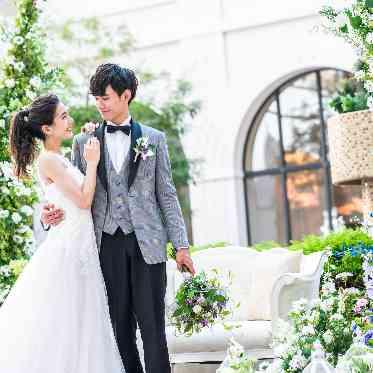 ホテルオークラ東京ベイ 荘厳な挙式の後は開放的な空間でフラワーシャワーやブーケトスなど祝福のセレモニー