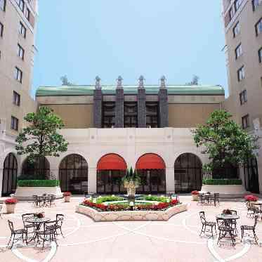 ホテルオークラ東京ベイ 青空を見渡すコートヤード(中庭)